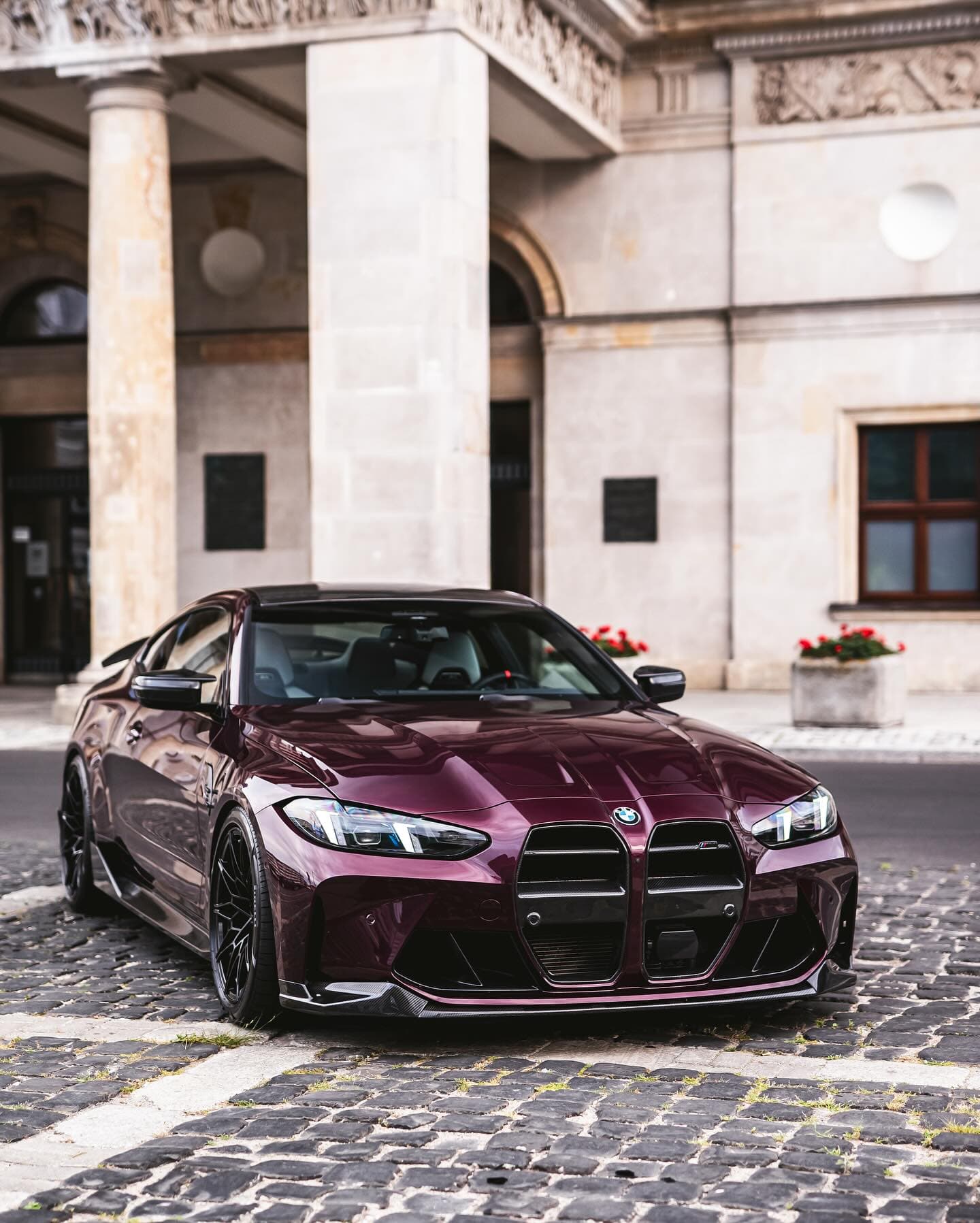 Bordowe BMW M4 w ujęciu z przodu, samochód z portfolio Carbonite