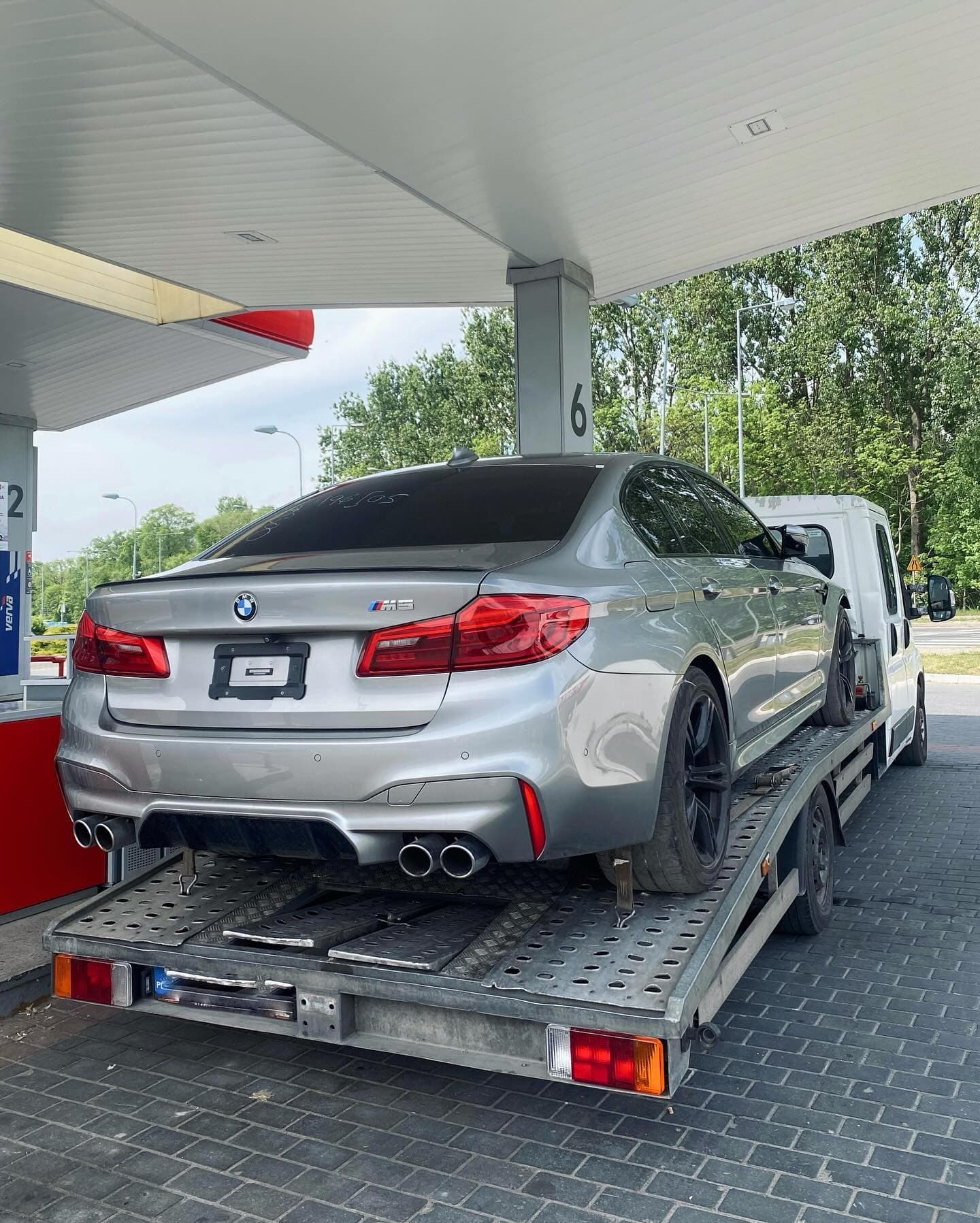 Srebrne BMW M5 na samochodzie transportowym, zdjęcie Dobra Strona Mocy