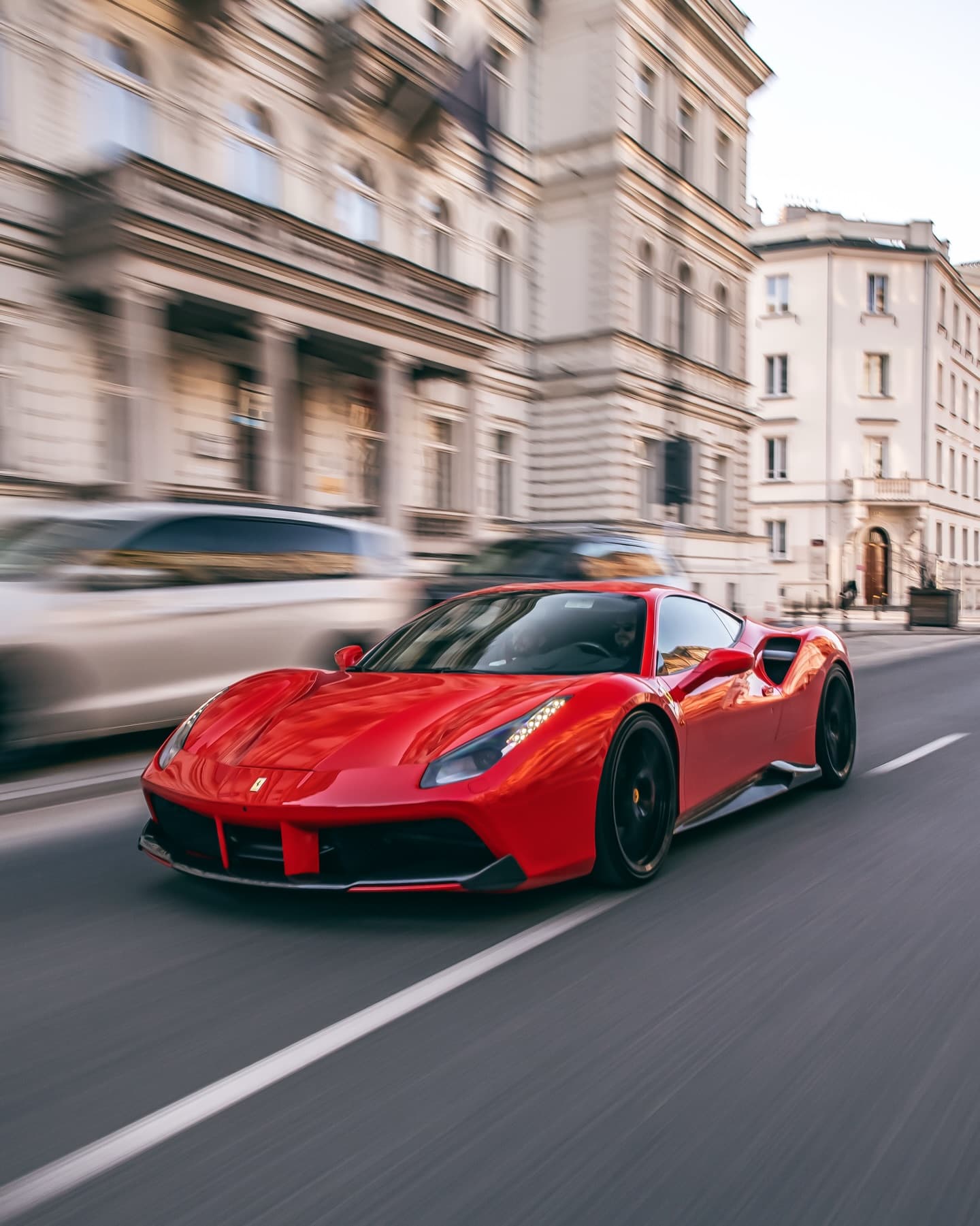 Czerwone Ferrari 488 GTB z pakietem Carbonite